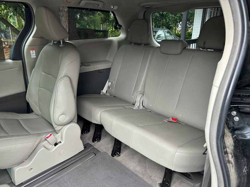 Used 2015 Toyota Sienna XLE w/ XLE Navigation Package FWD image 10