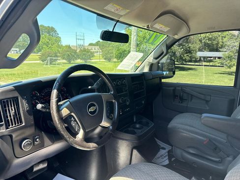 Used 2017 Chevrolet Express 2500 RWD image 12