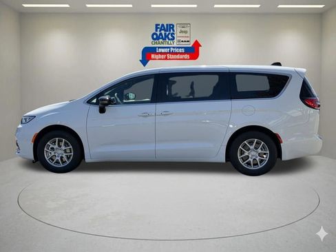 New 2026 Chrysler Pacifica Select image 9