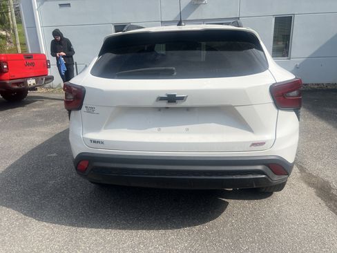 Certified 2024 Chevrolet Trax RS FWD image 6