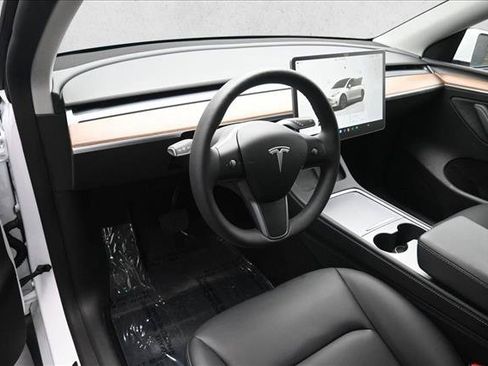 Used 2025 Tesla Model Y Long Range RWD image 8