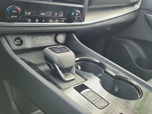 Used 2025 Nissan Rogue SV FWD image 27