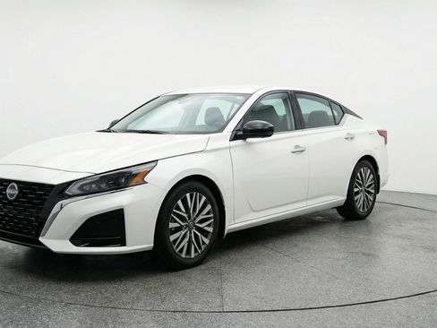 Used 2025 Nissan Altima 2.5 SV FWD image 3