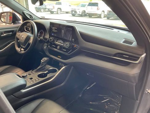 Used 2023 Toyota Highlander XSE AWD/4WD image 17