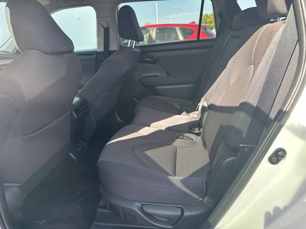 Used 2021 Toyota Highlander LE AWD/4WD image 18