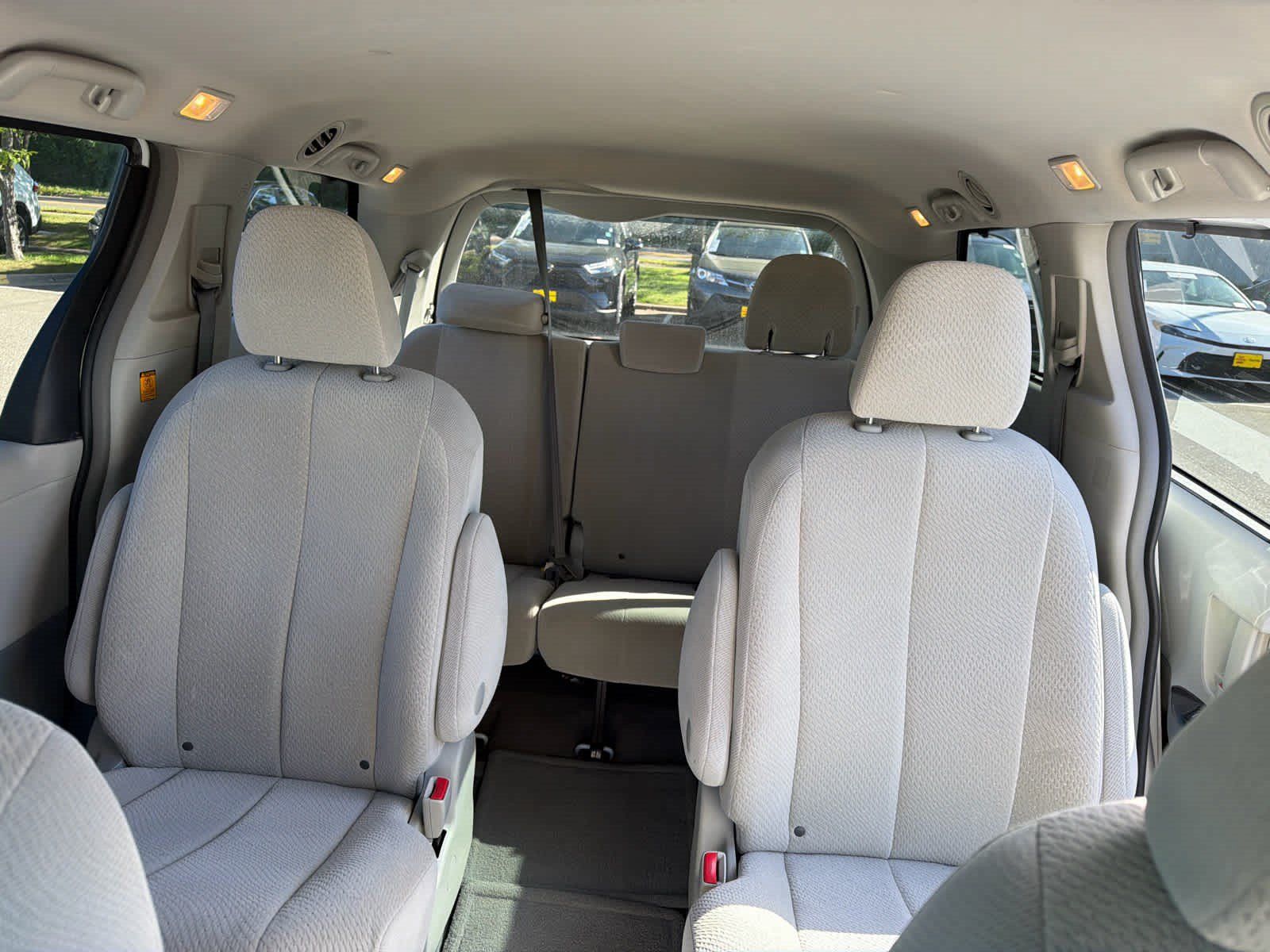 Used 2013 Toyota Sienna LE w/ Towing Pkg AWD/4WD image 5