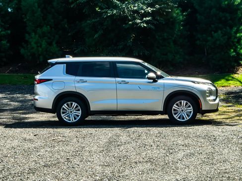New 2025 Mitsubishi Outlander ES image 10
