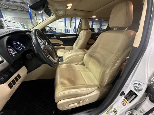 Used 2017 Toyota Highlander XLE FWD image 17