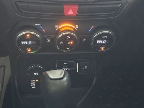 Used 2015 Jeep Renegade Latitude w/ Popular Equipment Group AWD/4WD image 38