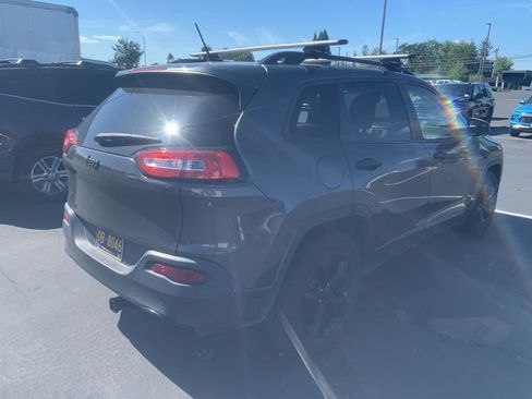 Used 2016 Jeep Cherokee Sport AWD/4WD image 4