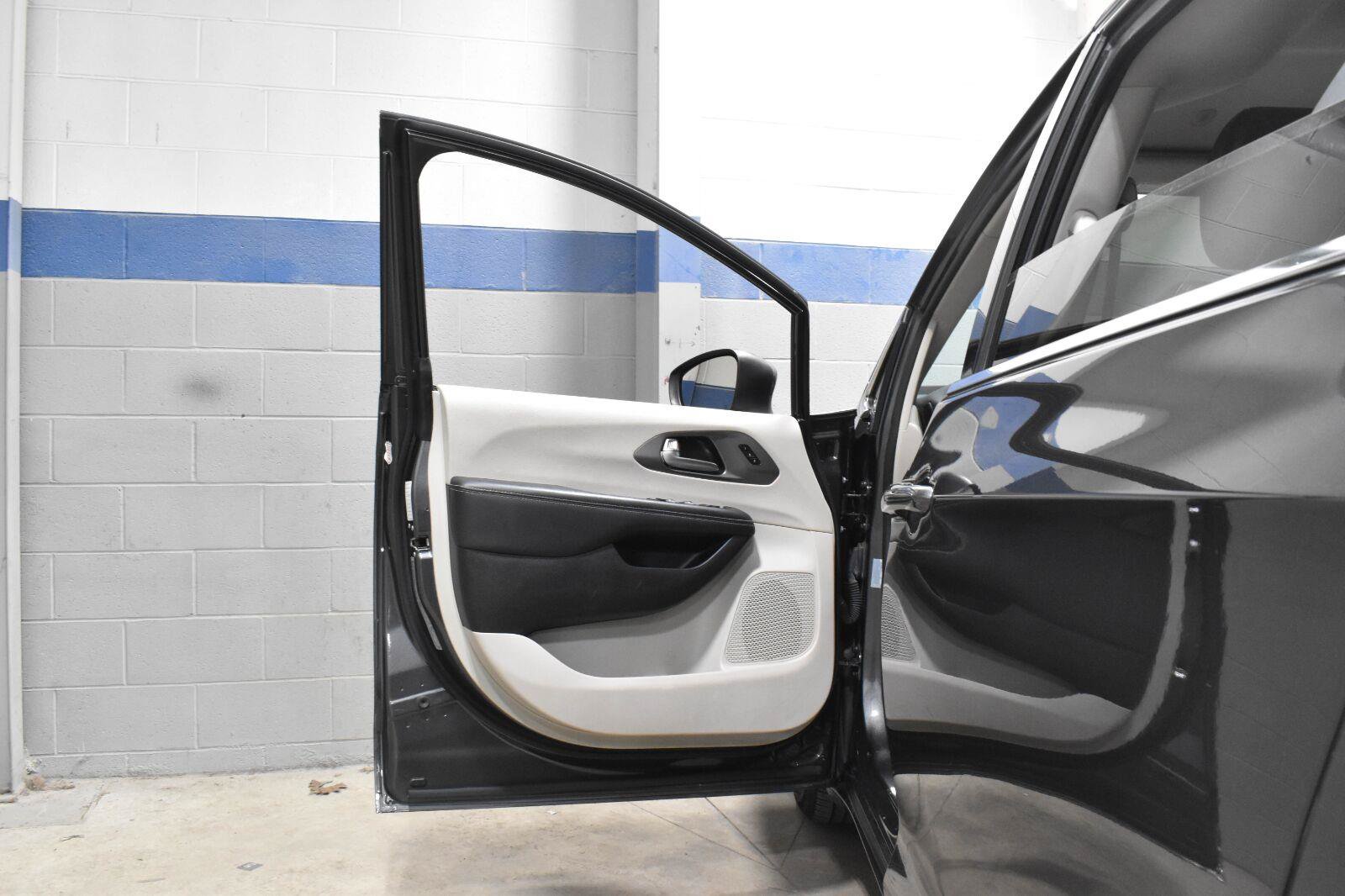 Used 2023 Chrysler Pacifica Touring-L FWD image 10