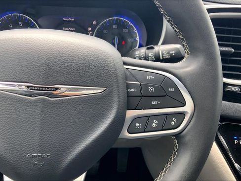 Used 2023 Chrysler Pacifica Touring-L FWD image 25