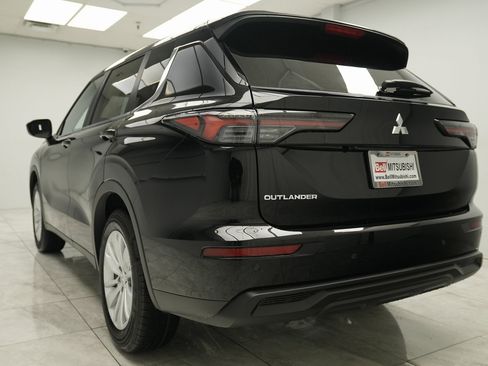 Used 2025 Mitsubishi Outlander ES image 8