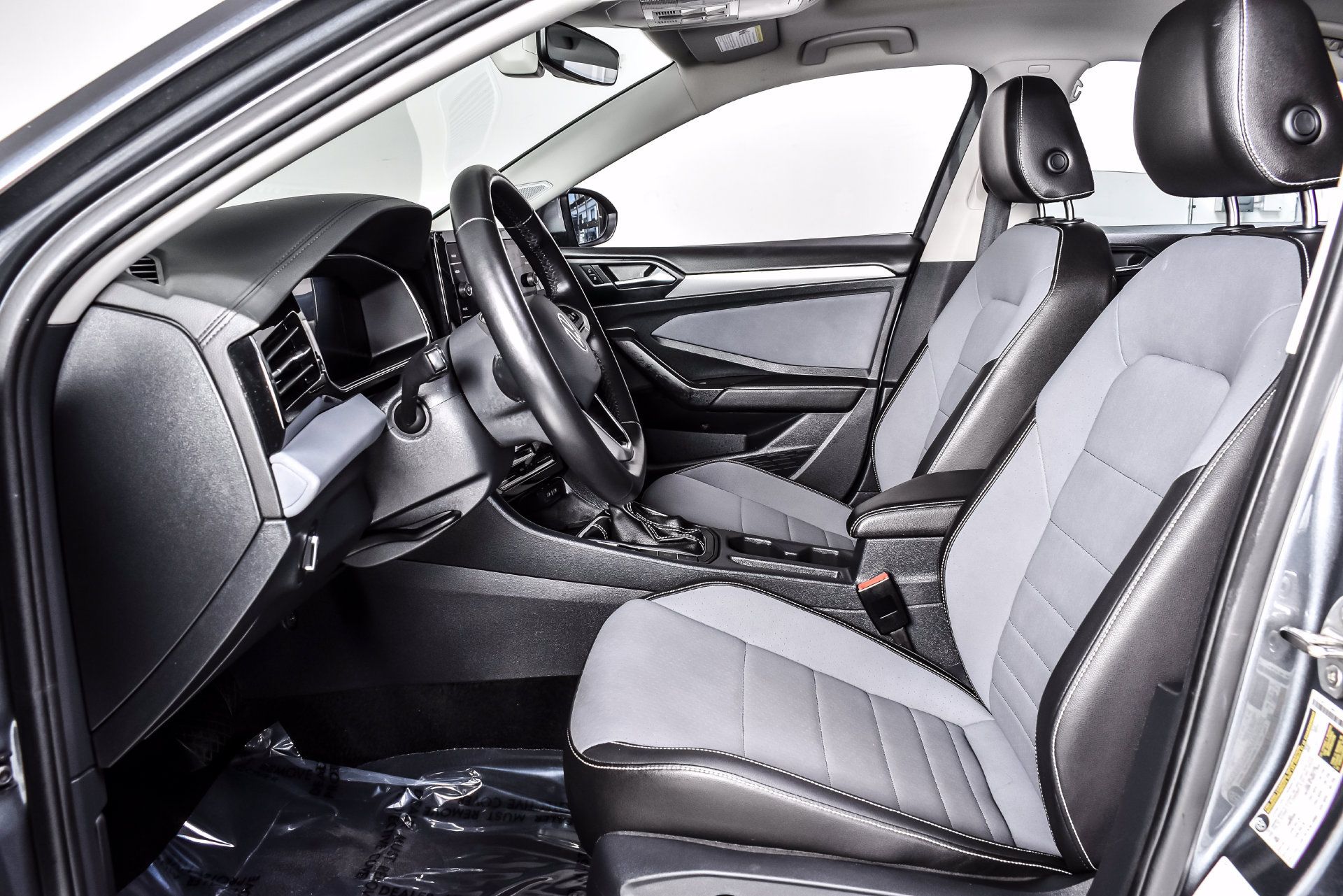 Used 2025 Volkswagen Jetta SE FWD image 14