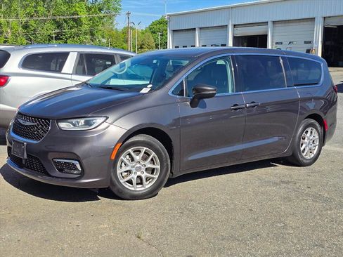Used 2023 Chrysler Pacifica Touring-L image 1