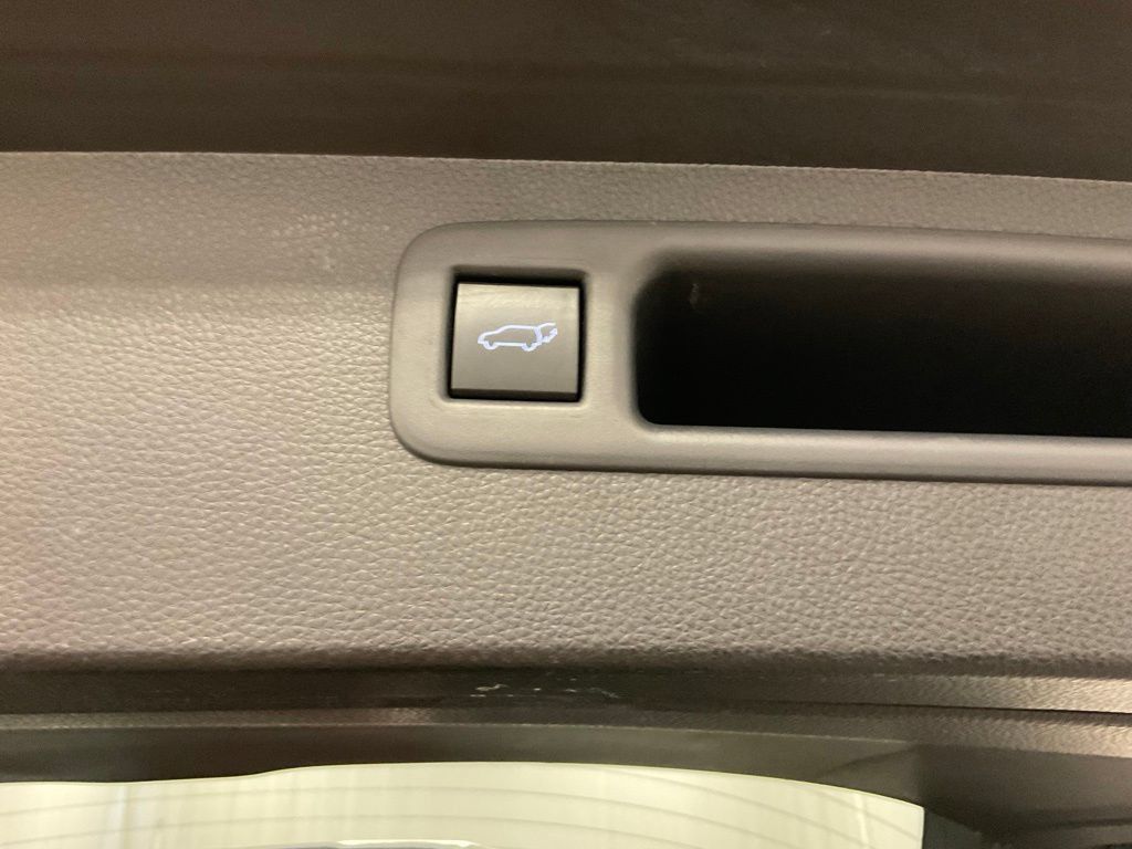 Used 2021 Toyota Highlander XLE AWD/4WD image 24
