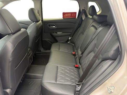 Used 2025 Nissan Rogue Platinum image 8