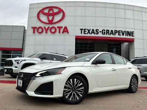 Used 2025 Nissan Altima 2.5 SV FWD image 2