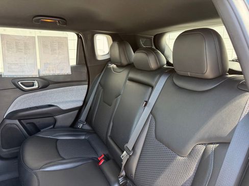 Used 2025 Jeep Compass Latitude AWD/4WD image 18