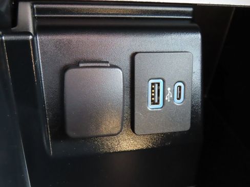 Used 2021 Ford Explorer XLT w/ Equipment Group 202A AWD/4WD image 9