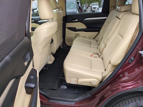 Used 2019 Toyota Highlander XLE FWD image 32