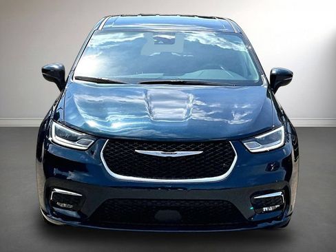 Used 2023 Chrysler Pacifica Touring-L FWD image 2