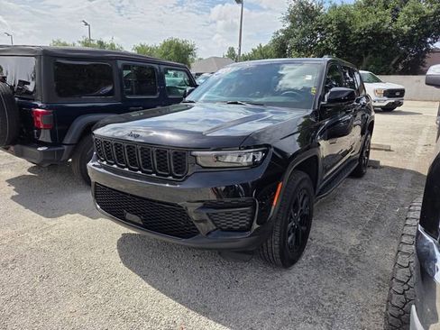 Used 2025 Jeep Grand Cherokee Altitude AWD/4WD image 3