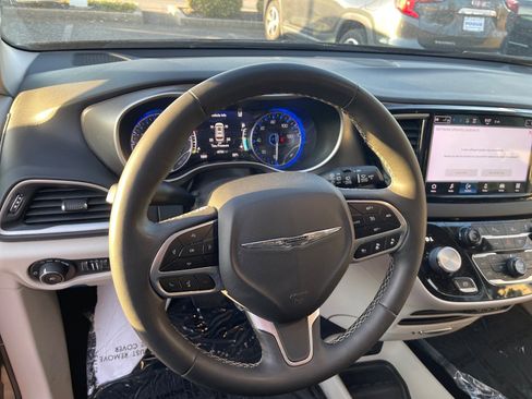 Used 2023 Chrysler Pacifica Touring-L image 9