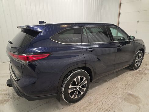 Used 2022 Toyota Highlander XLE image 9