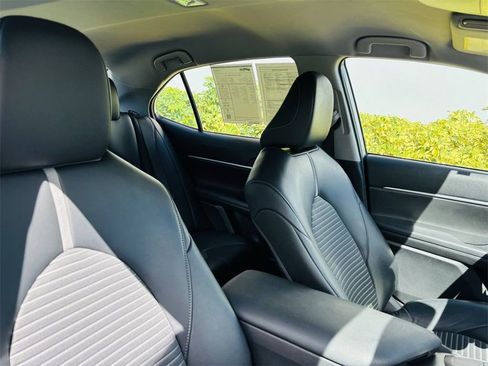 Used 2023 Toyota Camry SE image 11