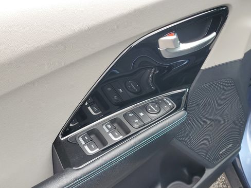 Used 2021 Kia Niro Touring SE FWD image 21