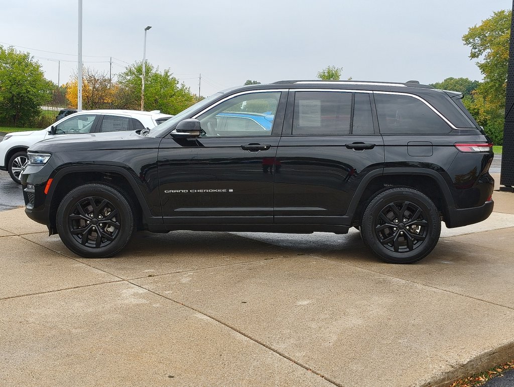 Used 2023 Jeep Grand Cherokee Limited AWD/4WD image 31