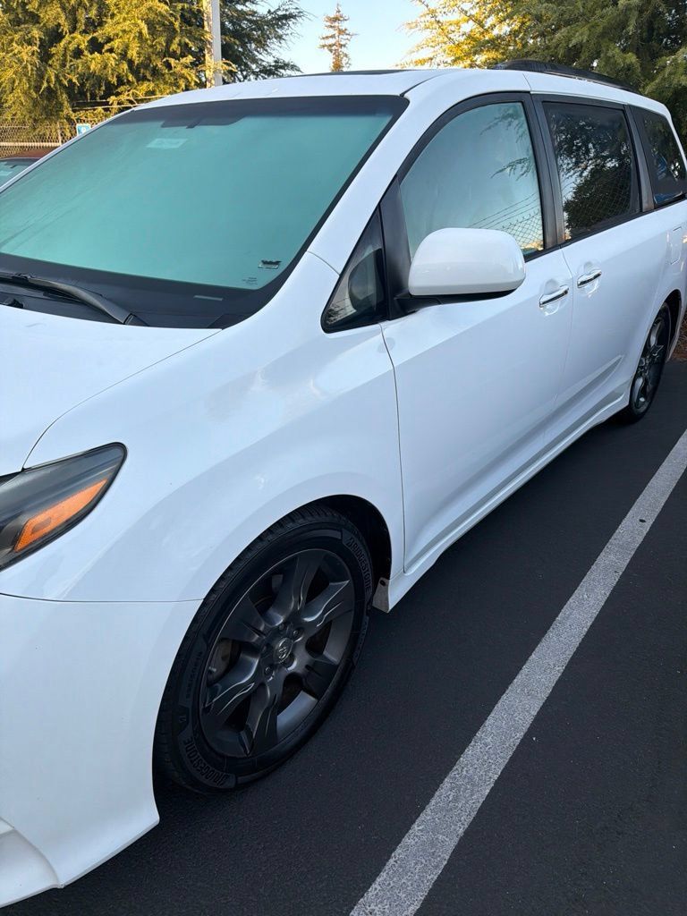 Used 2015 Toyota Sienna SE Premium FWD image 2