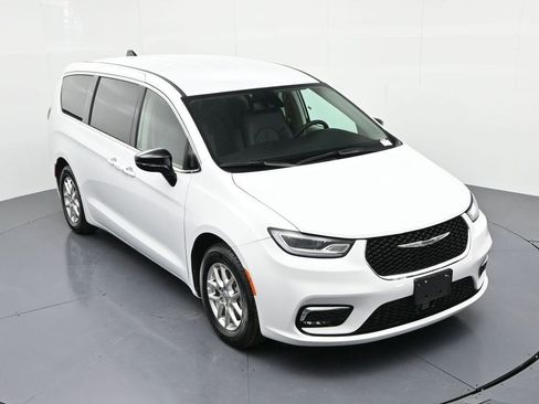 Used 2024 Chrysler Pacifica Touring-L FWD image 14