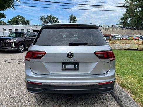 Certified 2024 Volkswagen Tiguan SE w/ Panoramic Sunroof Package AWD/4WD image 4