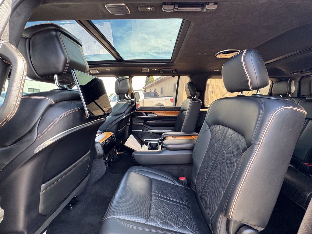 Used 2022 Jeep Grand Wagoneer Series III w/ Rear-Seat Entertainment Group AWD/4WD image 34
