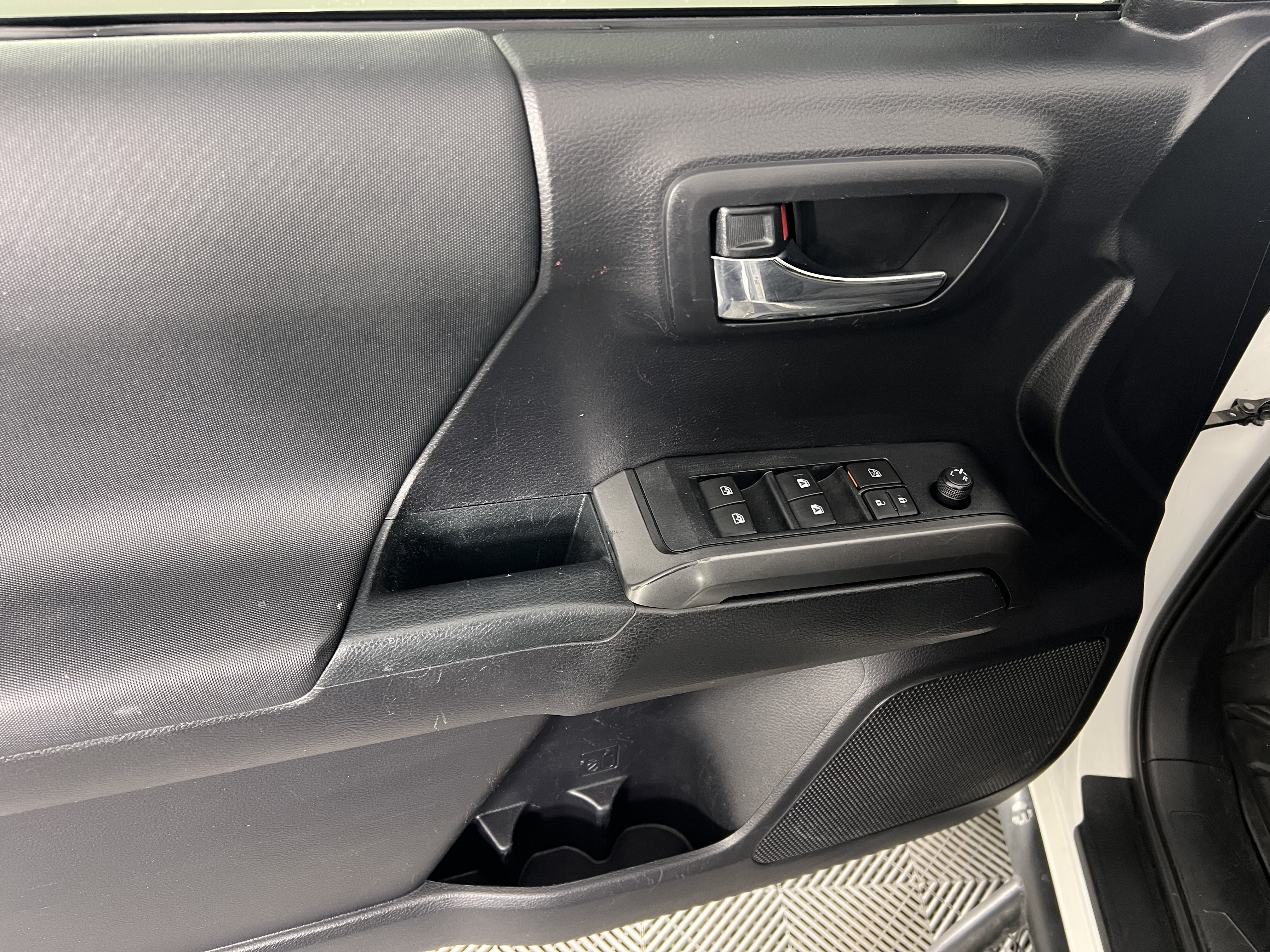 Used 2020 Toyota Tacoma TRD Off-Road w/ Technology Package AWD/4WD image 18