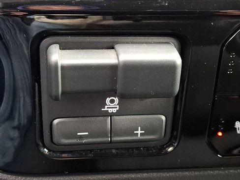 Used 2025 Chevrolet Silverado 1500 LT AWD/4WD image 25