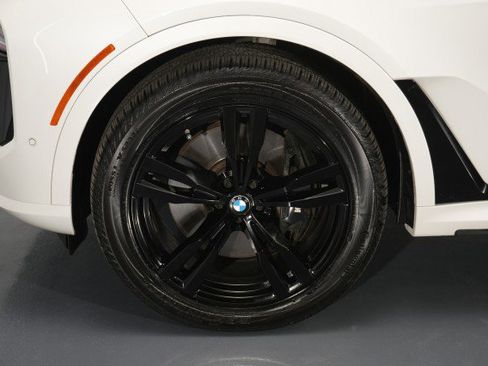 Used 2025 BMW X7 M60i image 28