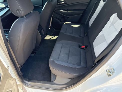 Used 2024 Chevrolet Trax LS w/ LS Convenience Package FWD image 3