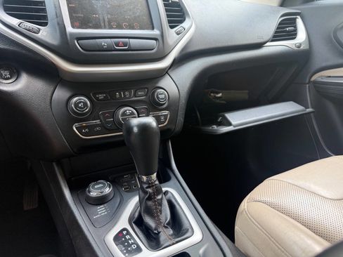 Used 2015 Jeep Cherokee Limited w/ Luxury Group AWD/4WD image 10