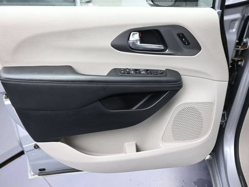 Used 2023 Chrysler Pacifica Touring-L FWD image 27