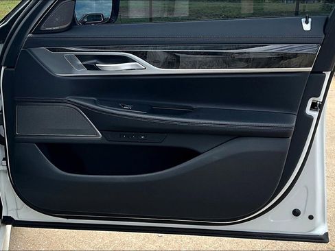 Used 2022 BMW 740i w/ M Sport Package image 23