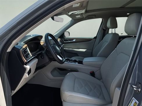 Used 2025 Volkswagen Atlas SE image 17