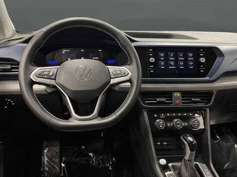 Used 2024 Volkswagen Taos SE w/ Panoramic Sunroof Package image 5