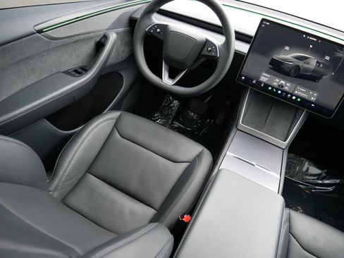 Used 2026 Tesla Model Y AWD image 9