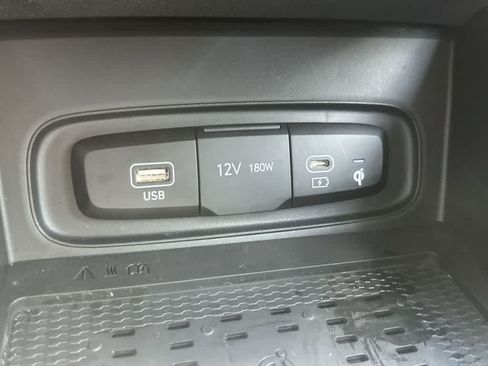 Used 2024 Hyundai Venue Limited FWD image 25