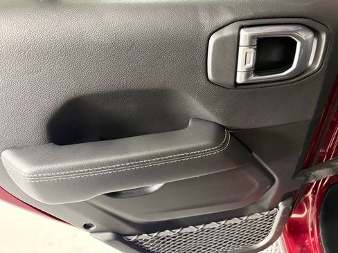 Used 2022 Jeep Wrangler Unlimited Sahara image 34