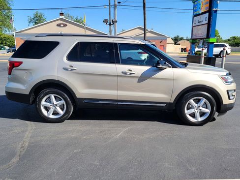 Used 2017 Ford Explorer XLT w/ Equipment Group 202A AWD/4WD image 4