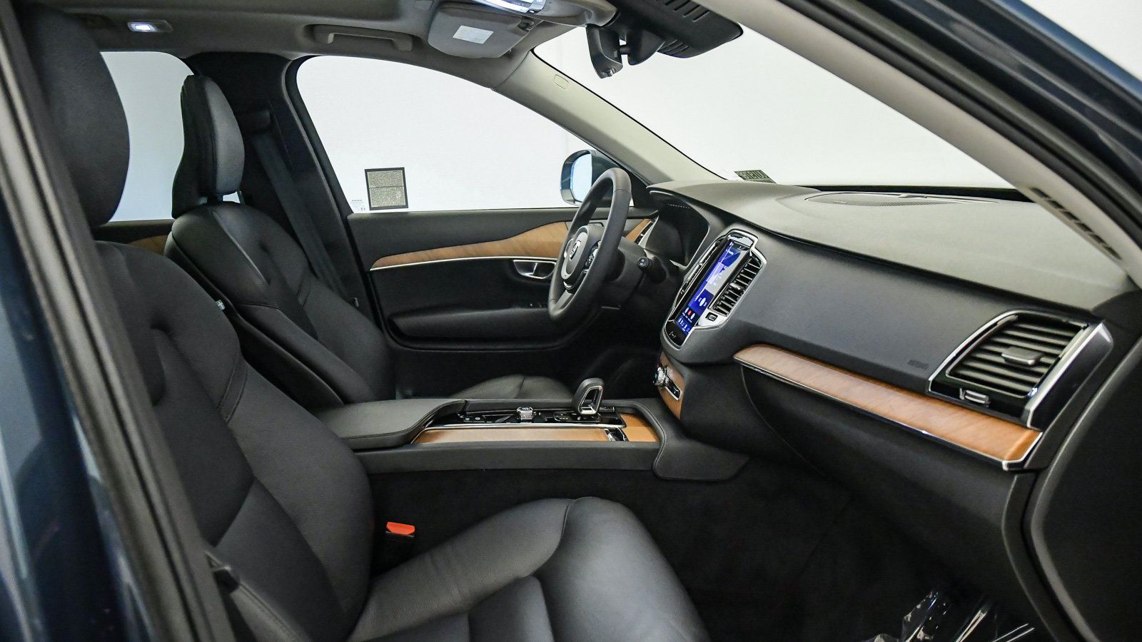 Certified 2023 Volvo XC90 B6 Plus w/ Protection Package Premier AWD/4WD image 17
